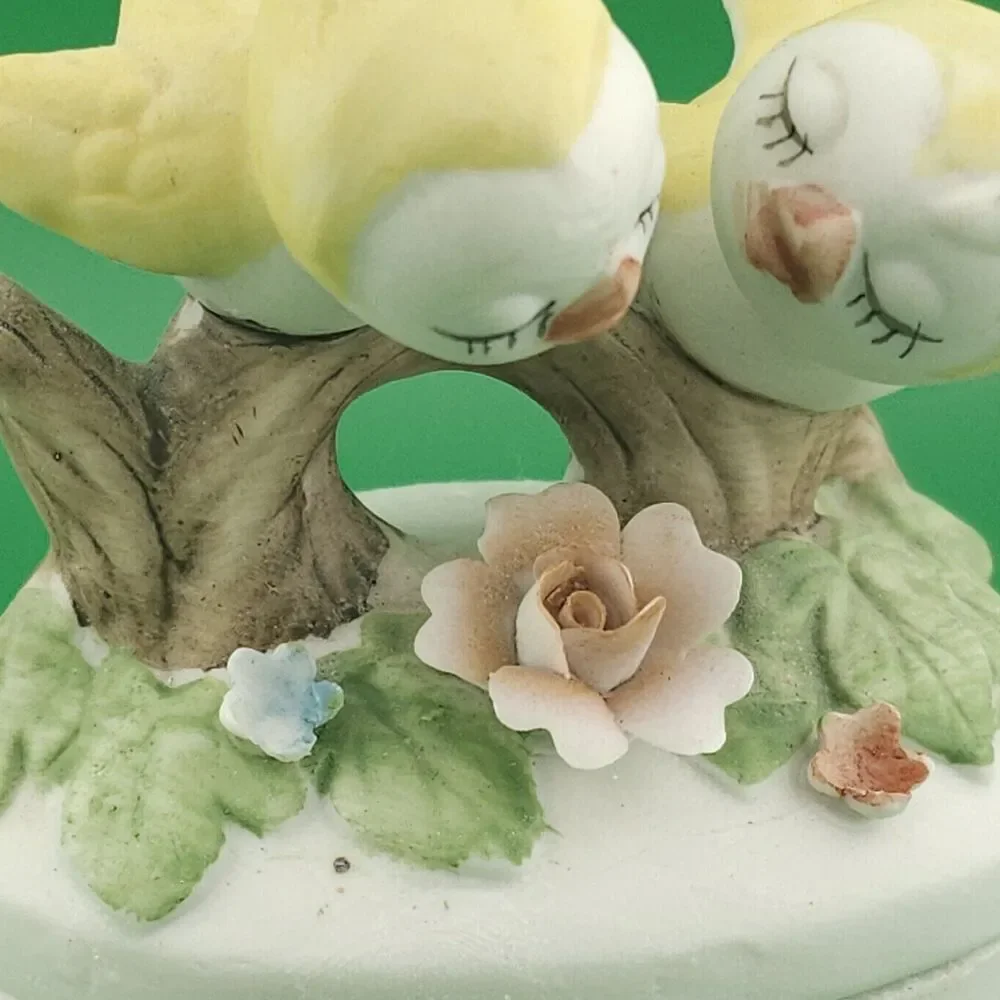 Vtg Lefton Kissing Lovebirds, Yellowbirds Trinket Jewelry Box 3 inch Tall Cute
